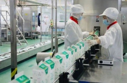 一种利用碳酸水保藏生乳的方法及系统